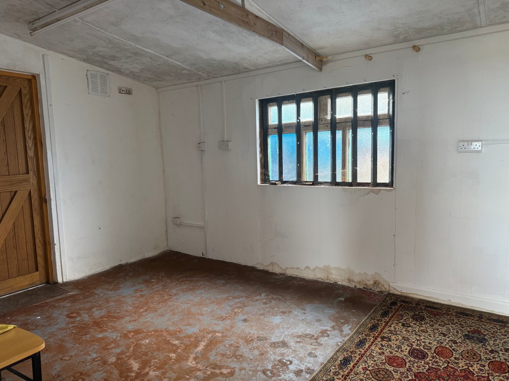 Lot: 62 - VACANT COMMERCIAL PROPERTY WITH POTENTIAL - Store room